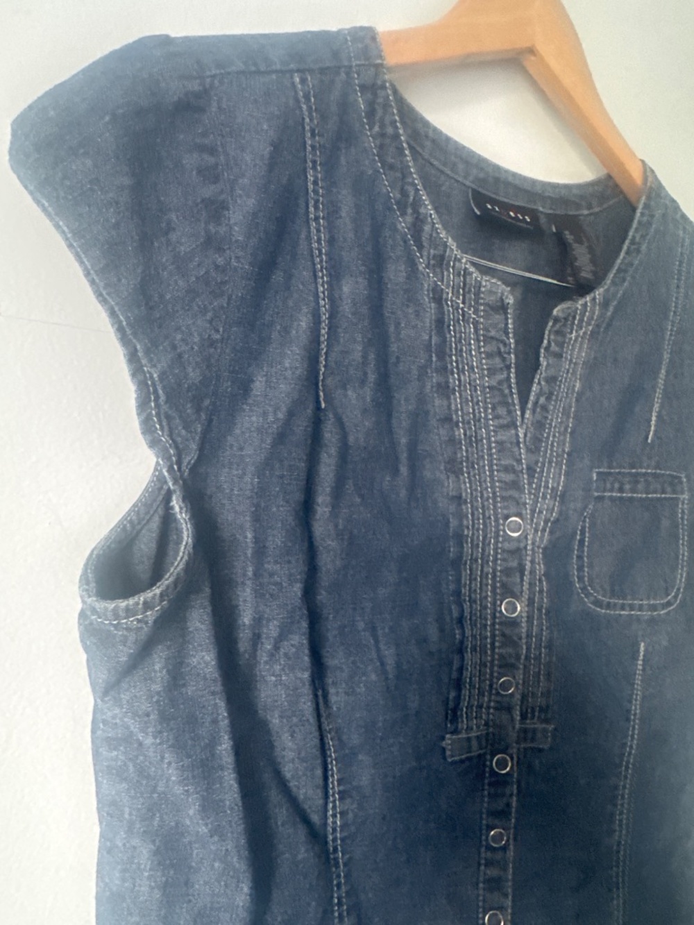 Axcess a  Liz Clayborne company denim cap sleeve button down - Picture 3 of 5